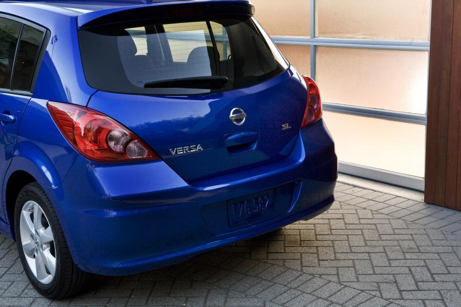  Nissan Versa Hatchback 2010 года  (фото 18 из 30)